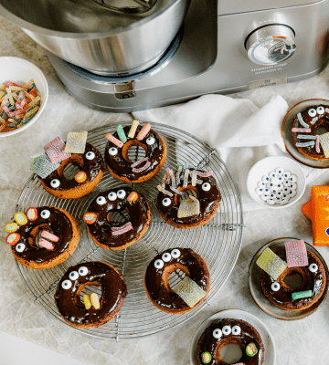 Cupcake Au Chocolat Et Aux Fraises Avec Garniture De Cerises PNG